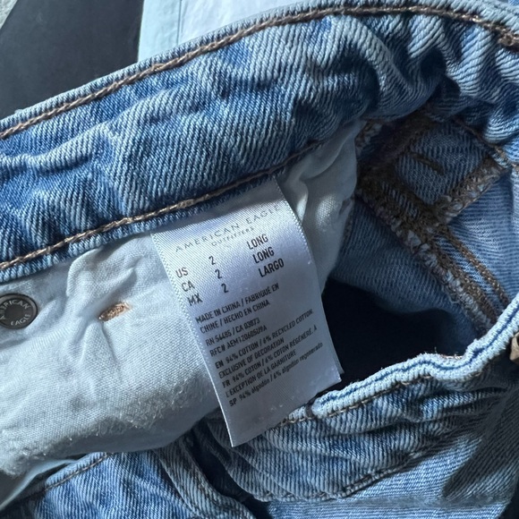 2L Mom Jean American Eagle Light Wash - Picture 4 of 4